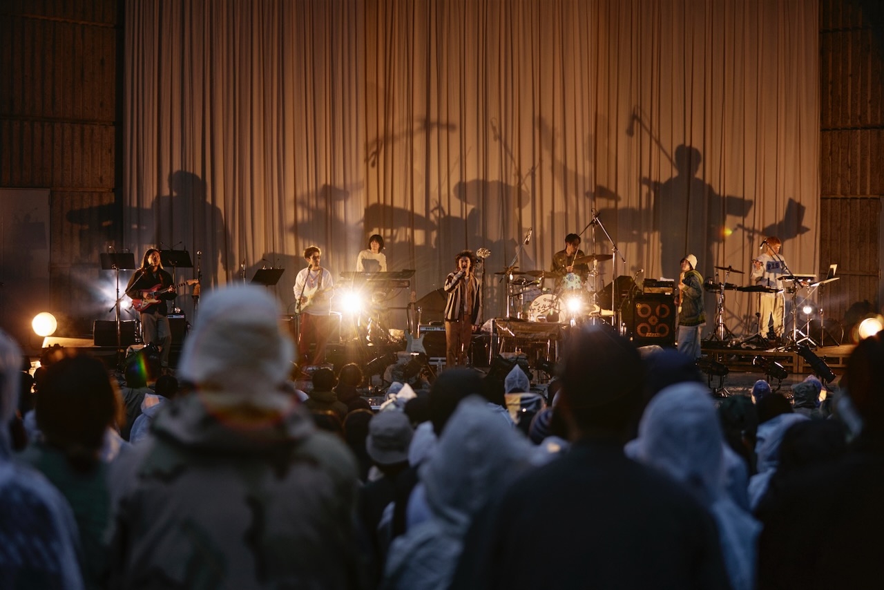 yonawo、日比谷野外大音楽堂でワンマンライブ『YONAWO YAON』を開催！ サポートメンバーを迎えた特別編成＆どんぐりず、鈴木真海子、Skaaiといったゲストが出演した記念すべき一夜をレポート！