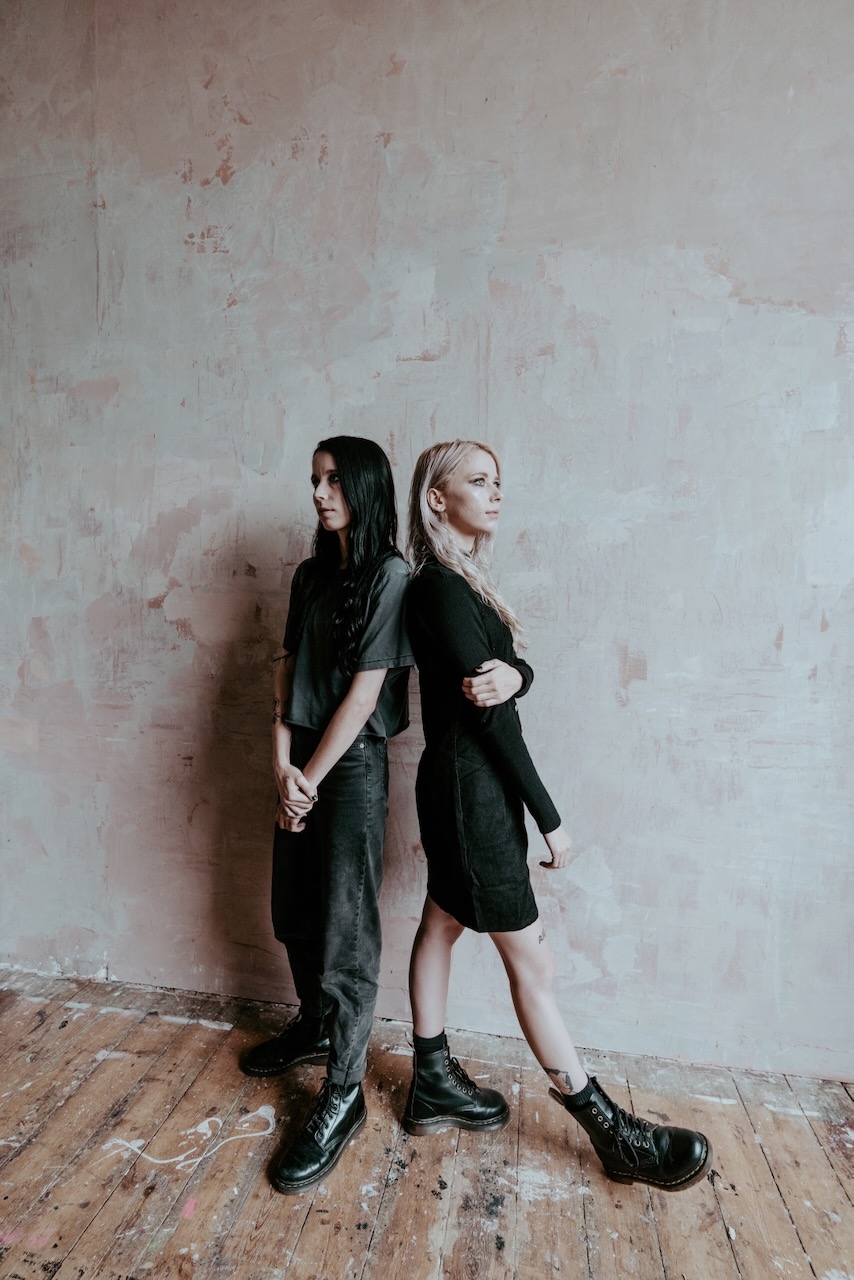 デジタル世代のライオットガール・ムーブメントの新リーダー！カナダのオルタナティブロック・デュオSoftcultが最新EP『See You In The Dark』を本日リリース   リード曲「Spoiled」のミュージック・ビデオも公開   今年5月には初来日！福岡・東京で開催INTO THE PØRTALに出演決定